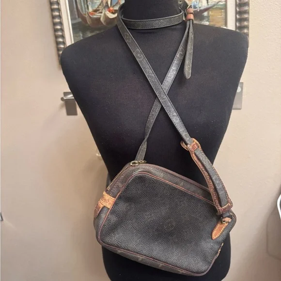 LOUIS VUITTON MONO Marly
Bandoulière Crossbody AUTHENTIC VINTAGE Luxury Purse - Picture 12 of 17